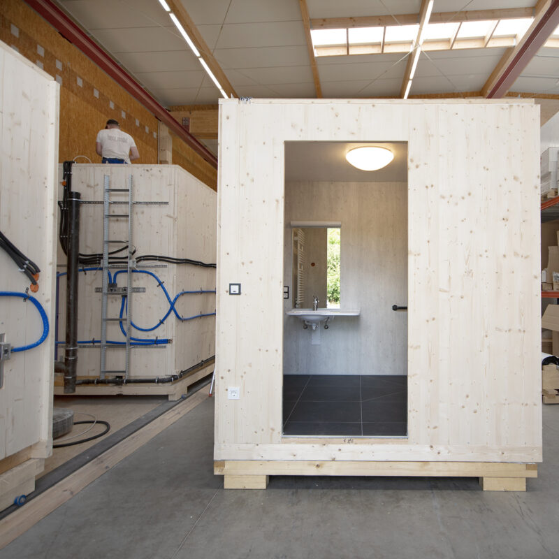 Badmodule von henz.modul in der Fertigungshalle in Trierweiler.