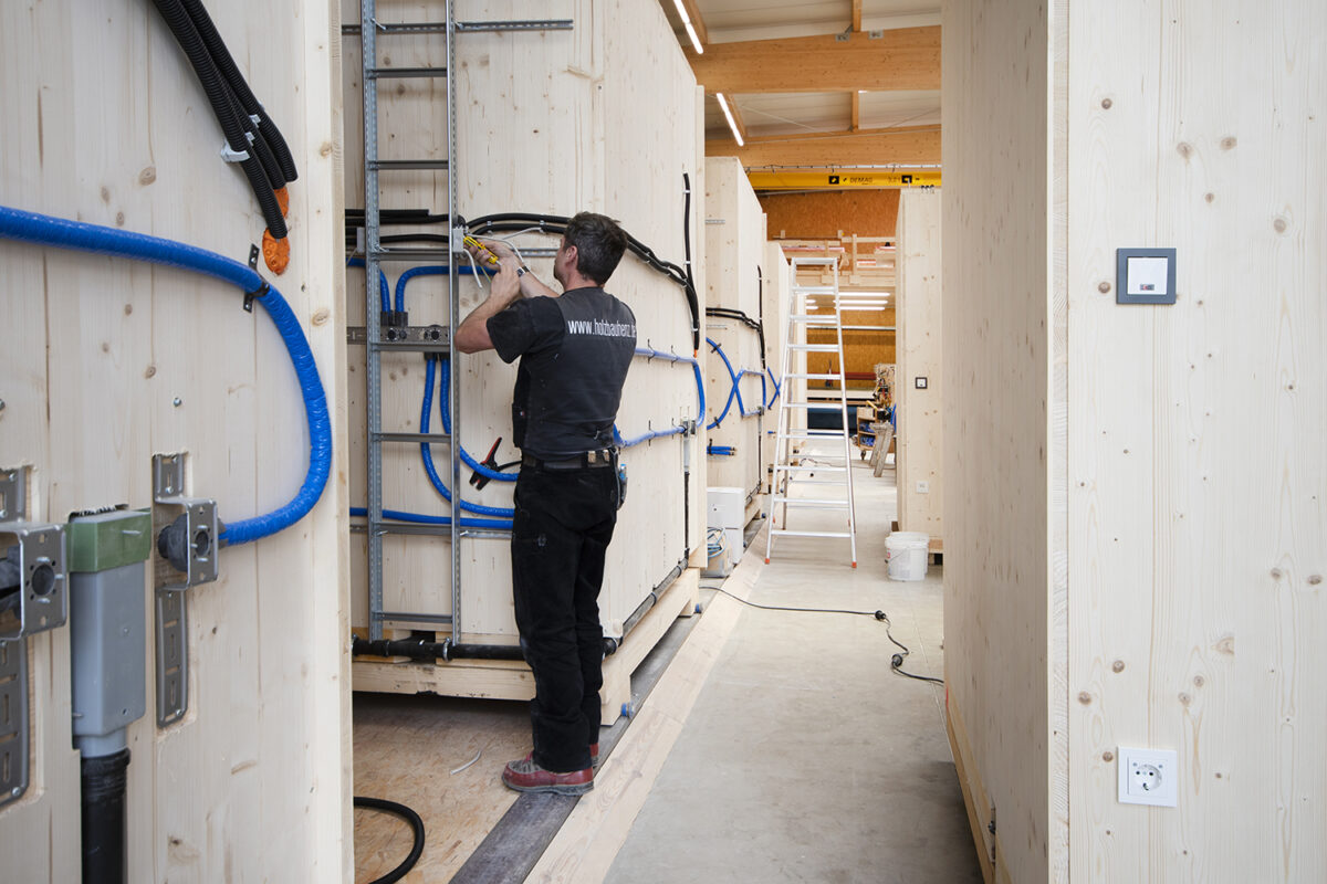 Badmodule von henz.modul in der Fertigungshalle in Trierweiler.