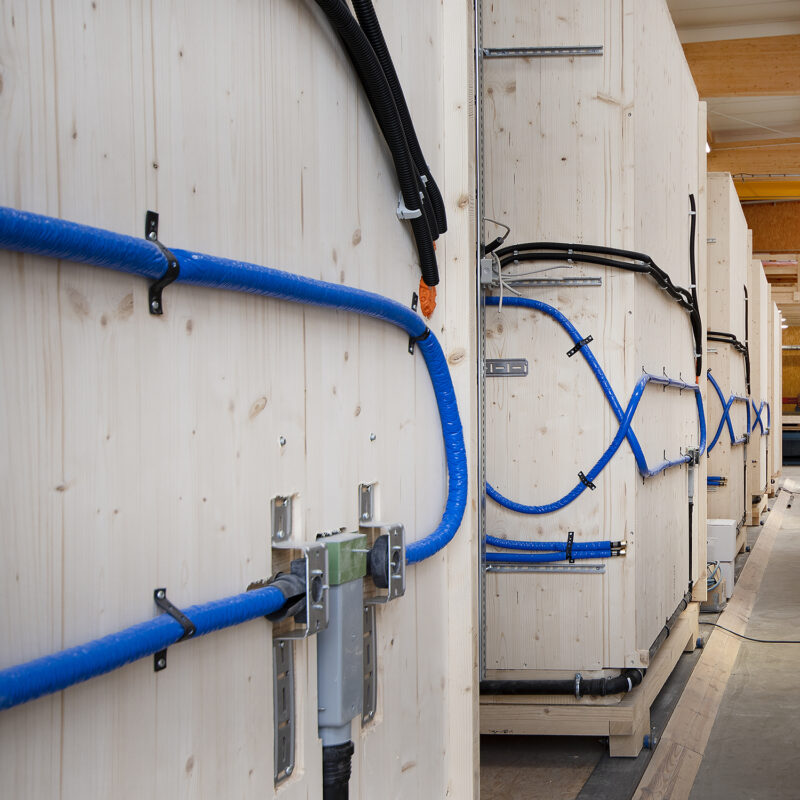 Badmodule von henz.modul in der Fertigungshalle in Trierweiler.