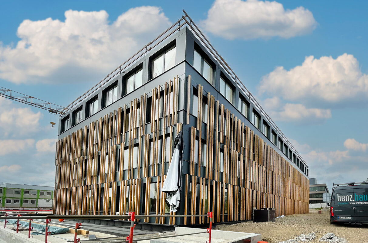 Aussenansicht des Bürogebäudes in Leudelange. Eine Referenz von Holzbau Henz.