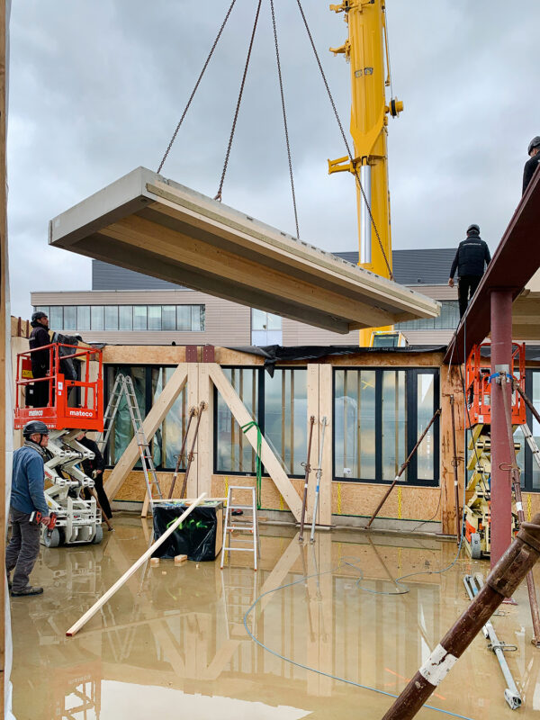 Arbeiten auf einer Baustelle von Holzbau Henz.