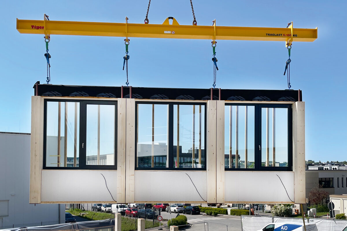 Vorgefertigte Wand von Holzbau Henz auf einer Baustelle.