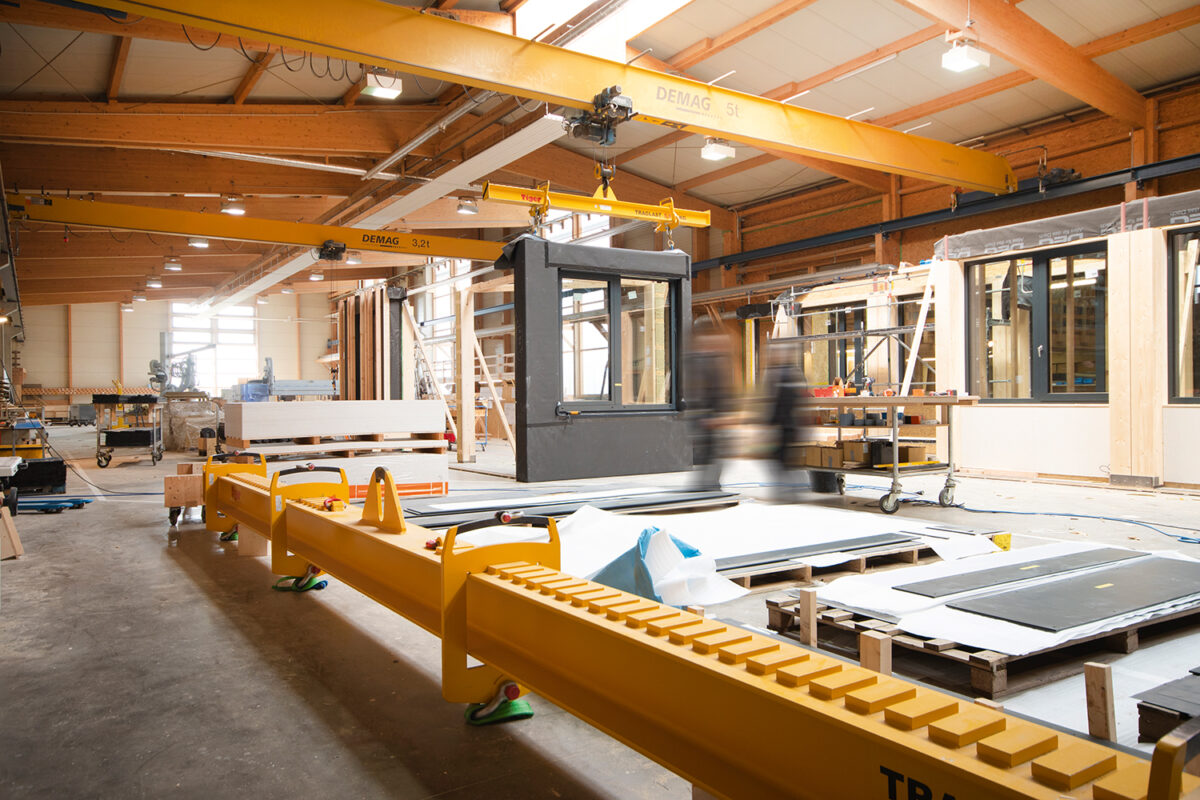 Einblick in die Werkhalle von Holzbau Henz in Trierweiler.
