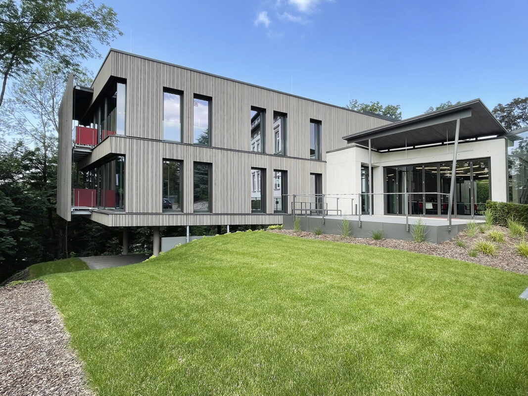 Aussenansicht des Bürogebäudes in Friedrichsthal. Eine Referenz von Holzbau Henz.