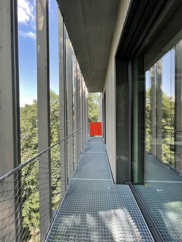 Aussenansicht des Bürogebäudes in Friedrichsthal. Eine Referenz von Holzbau Henz.