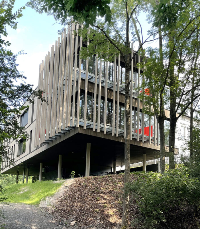 Aussenansicht des Bürogebäudes in Friedrichsthal. Eine Referenz von Holzbau Henz.