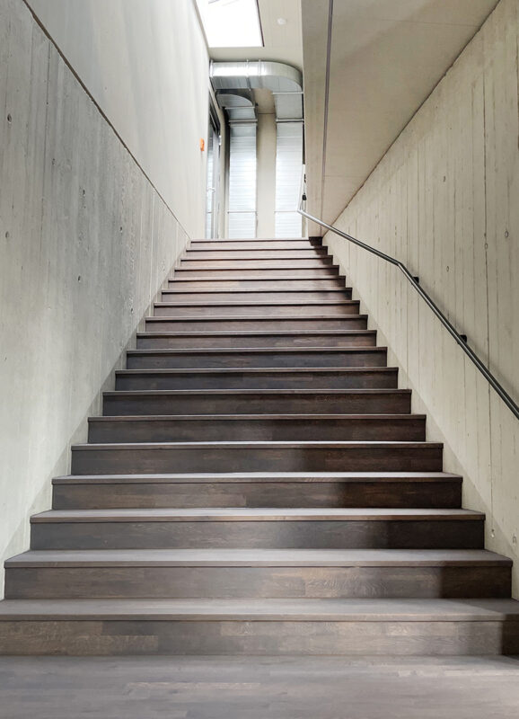 Treppe des Bürogebäudes in Friedrichsthal. Eine Referenz von Holzbau Henz.