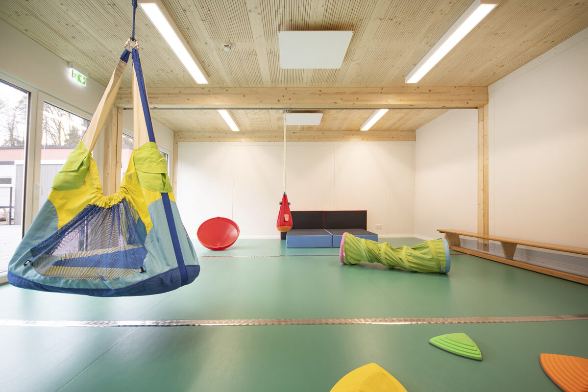 Turnraum der Modul-Kita Kordel. Eine Referenz von Holzbau Henz.