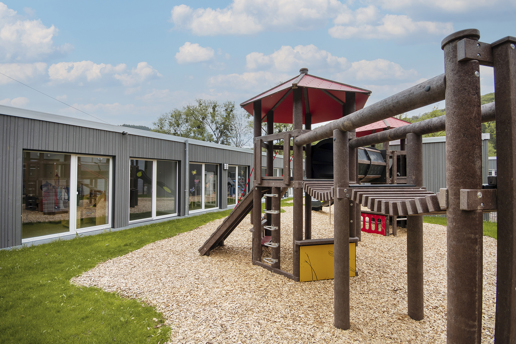 Aussenansicht der Modul-Kita Kordel. Eine Referenz von Holzbau Henz.