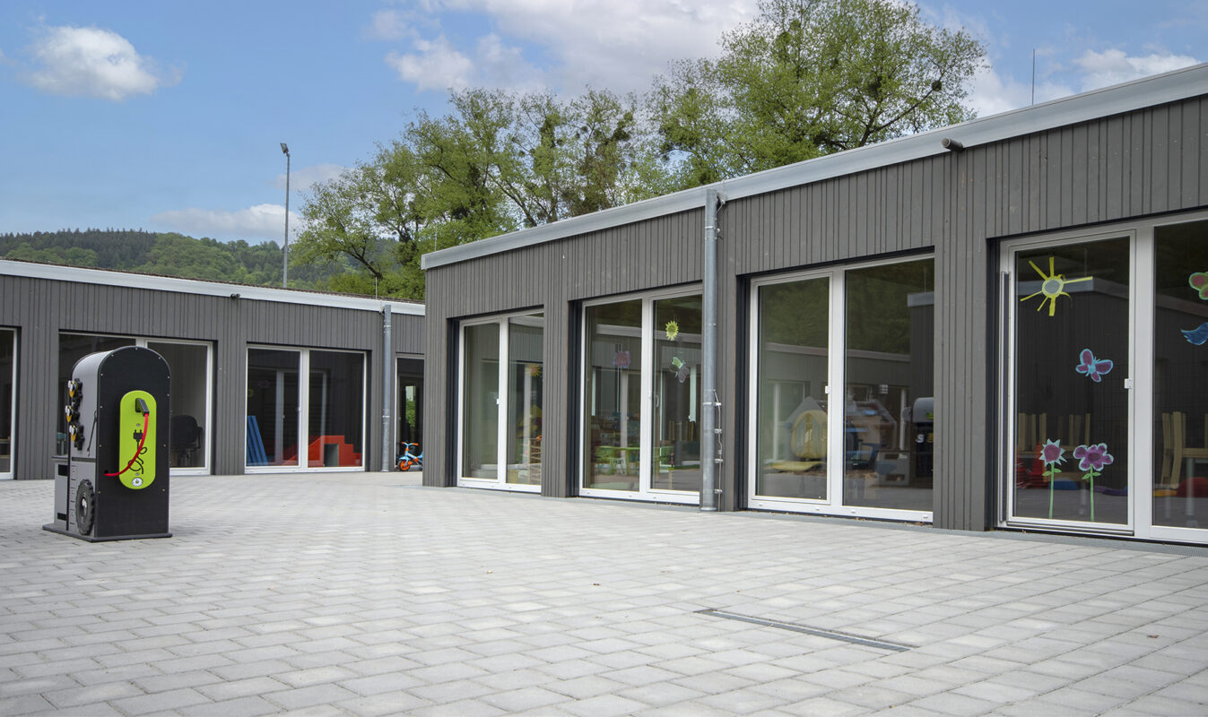 Aussenansicht der Modul-Kita Kordel. Eine Referenz von Holzbau Henz.