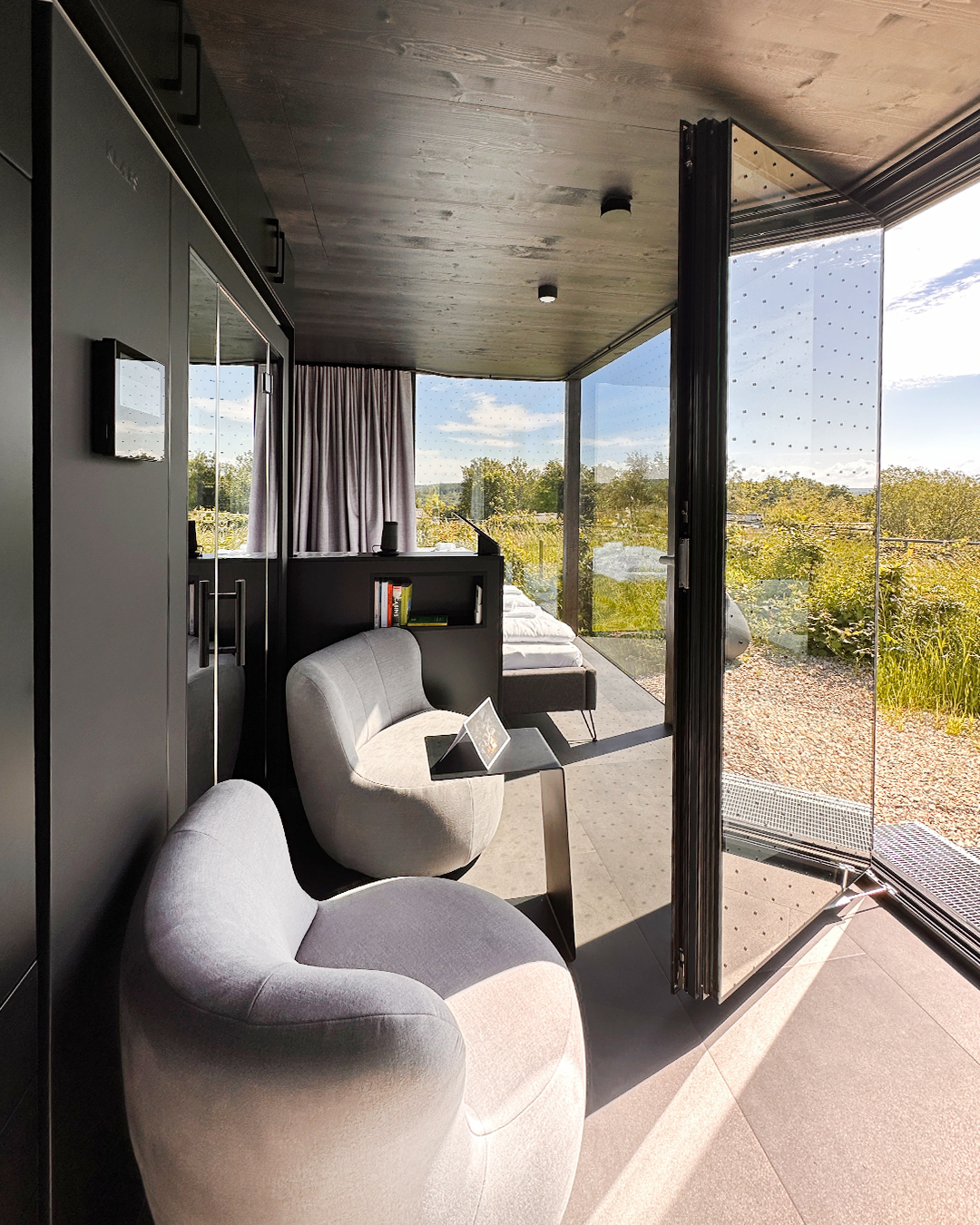 Innenansicht des Wohnmodul "Style Cabins" im Ferienpark Neugrad in der Eifel. Eine Referenz von Holzbau Henz.