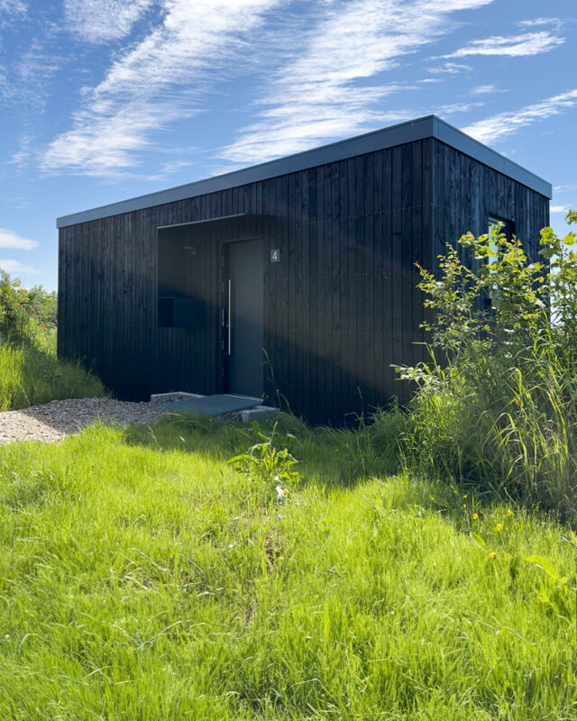 Aussenansicht des Wohnmodul "Style Cabins" im Ferienpark Neugrad in der Eifel. Eine Referenz von Holzbau Henz.