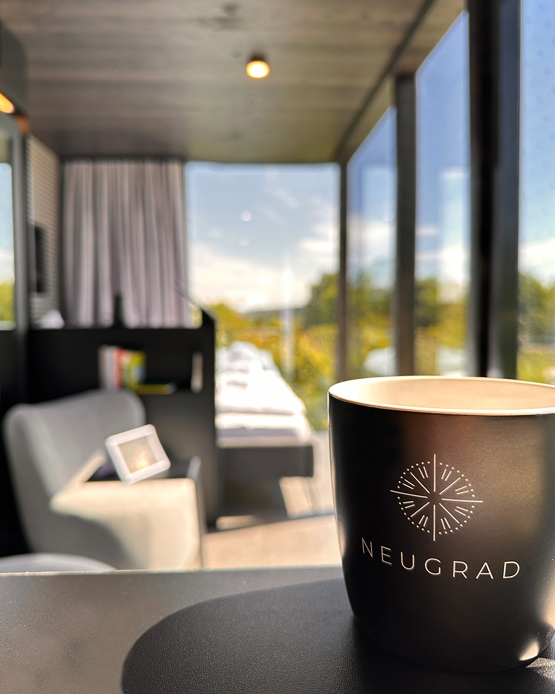 Innenansicht des Wohnmodul "Style Cabins" im Ferienpark Neugrad in der Eifel. Eine Referenz von Holzbau Henz.