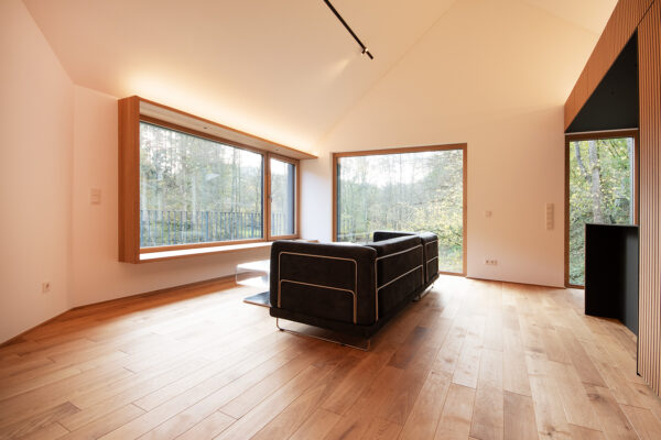 Wohnraum des Design-Anbau im Ruwertal. Eine Referenz von Holzbau Henz.