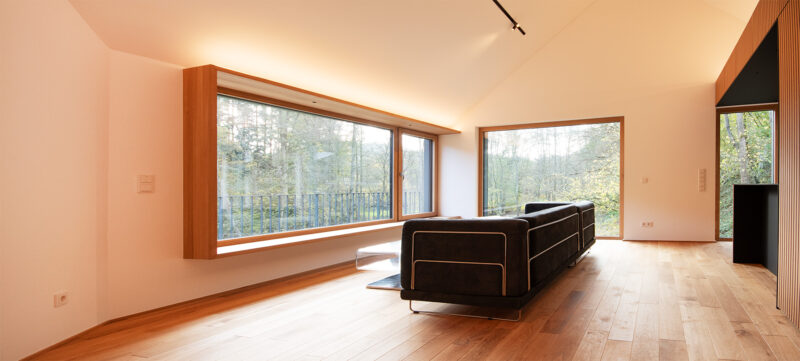 Wohnraum des Design-Anbau im Ruwertal. Eine Referenz von Holzbau Henz.