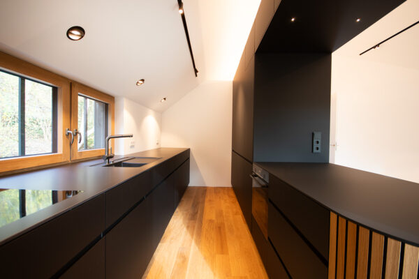 Küche des Design-Anbau im Ruwertal. Eine Referenz von Holzbau Henz.