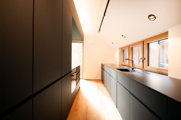 Küche des Design-Anbau im Ruwertal. Eine Referenz von Holzbau Henz.