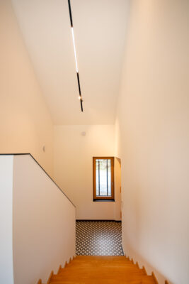 Treppenhaus des Design-Anbau im Ruwertal. Eine Referenz von Holzbau Henz.