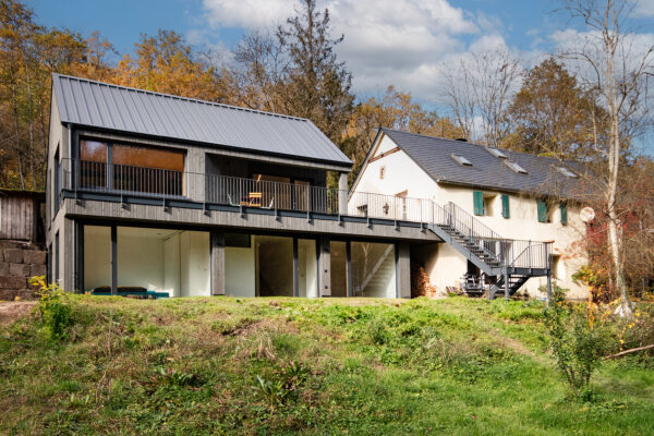 Aussenansicht des Design-Anbau im Ruwertal. Eine Referenz von Holzbau Henz.