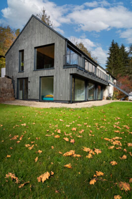 Aussenansicht des Design-Anbau im Ruwertal. Eine Referenz von Holzbau Henz.