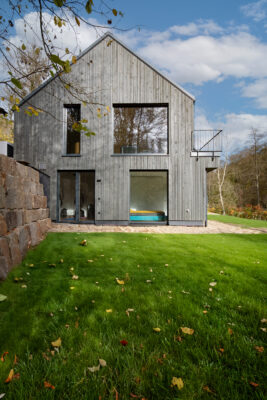 Aussenansicht des Design-Anbau im Ruwertal. Eine Referenz von Holzbau Henz.