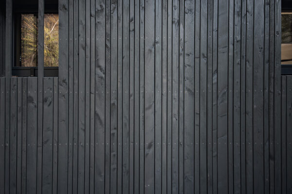 Fassade des Design-Anbau im Ruwertal. Eine Referenz von Holzbau Henz.