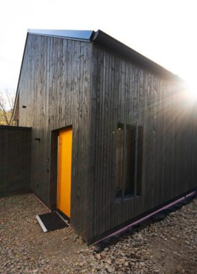 Aussenansicht des Design-Anbau im Ruwertal. Eine Referenz von Holzbau Henz.