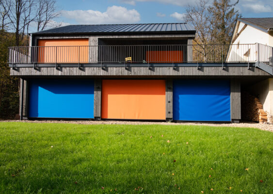 Aussenansicht des Design-Anbau im Ruwertal. Eine Referenz von Holzbau Henz.