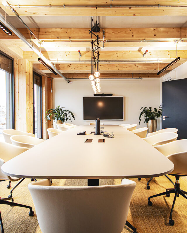 Besprechungsraum des Bürogebäudes in Munsbach. Eine Referenz von Holzbau Henz.