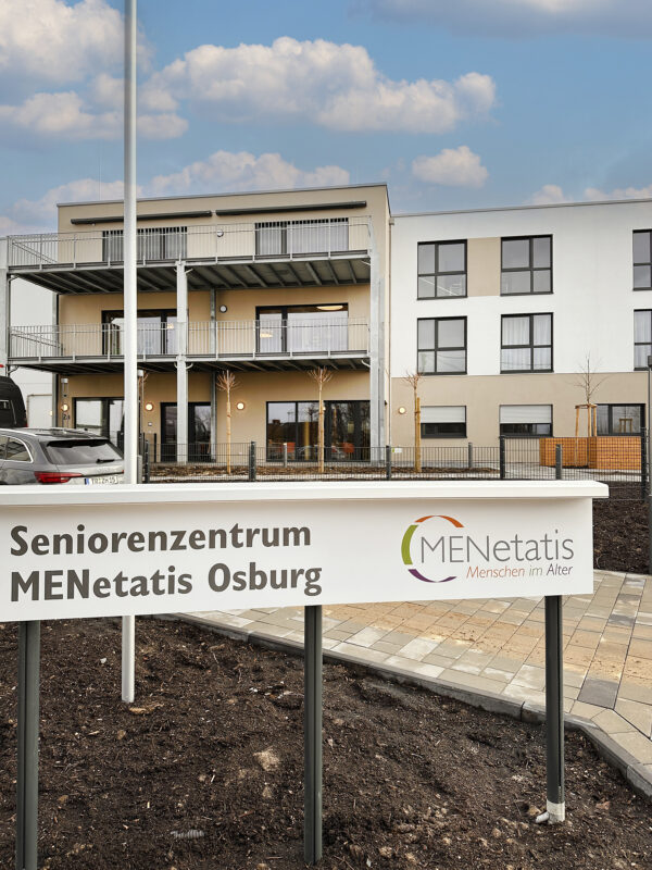 Aussenansicht des Seniorenzentrum in Osburg. Eine Referenz von Holzbau Henz.