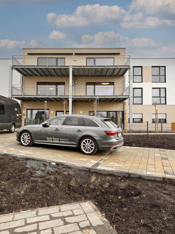 Aussenansicht des Seniorenzentrum in Osburg. Eine Referenz von Holzbau Henz.