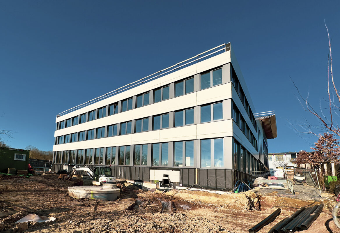Aussenansicht des Bürogebäudes in Munsbach. Eine Referenz von Holzbau Henz.