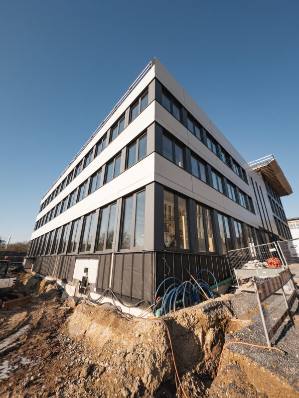 Aussenansicht des Bürogebäudes in Munsbach. Eine Referenz von Holzbau Henz.