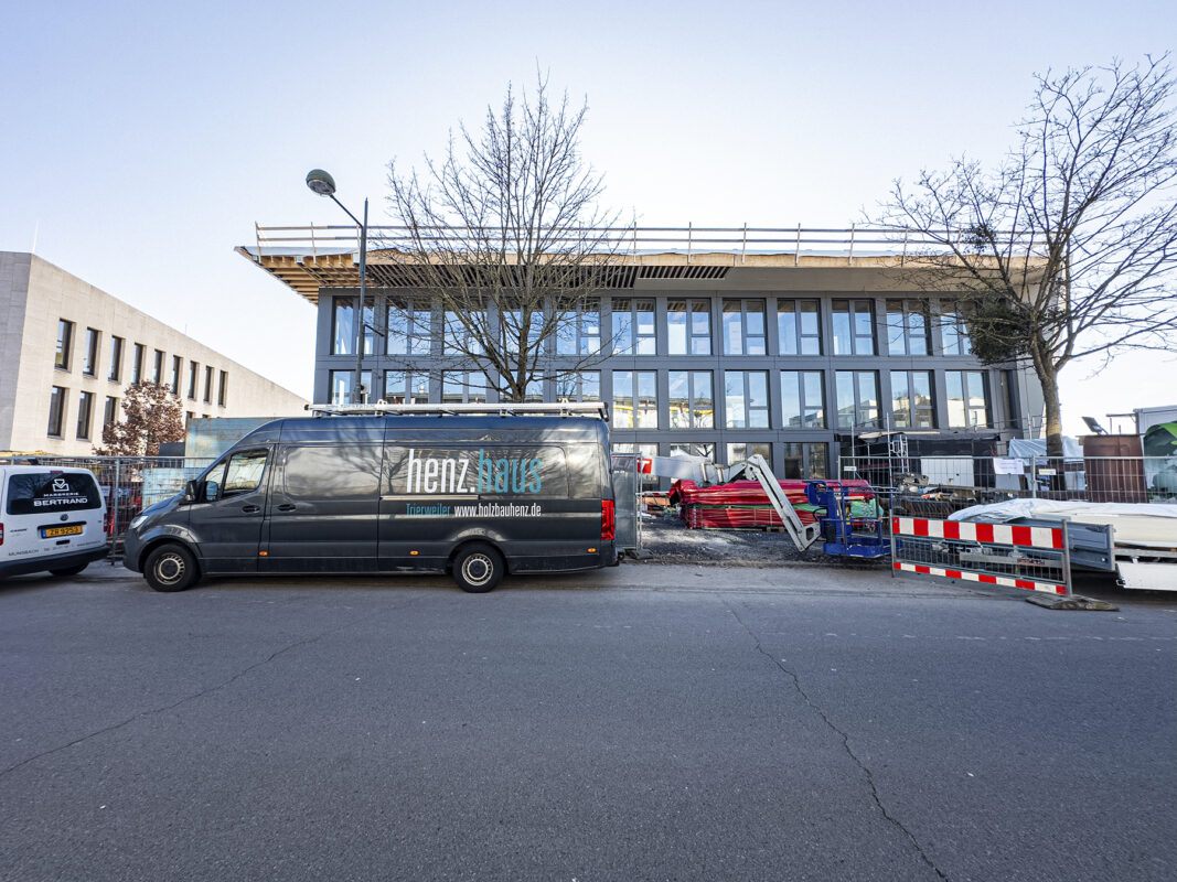 Aussenansicht des Bürogebäudes in Munsbach. Eine Referenz von Holzbau Henz.