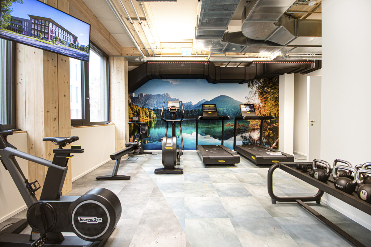 Fitnessraum des Bürogebäudes in Munsbach. Eine Referenz von Holzbau Henz.