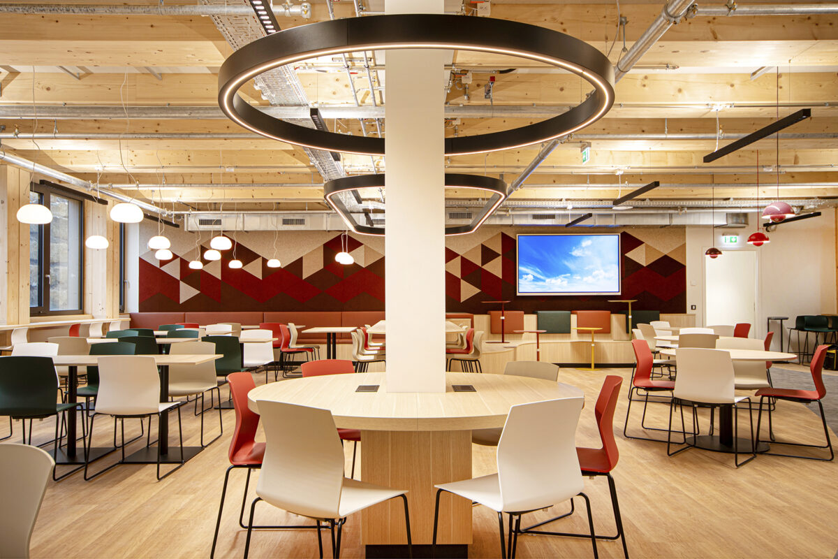 Kantine des Bürogebäudes in Munsbach. Eine Referenz von Holzbau Henz.