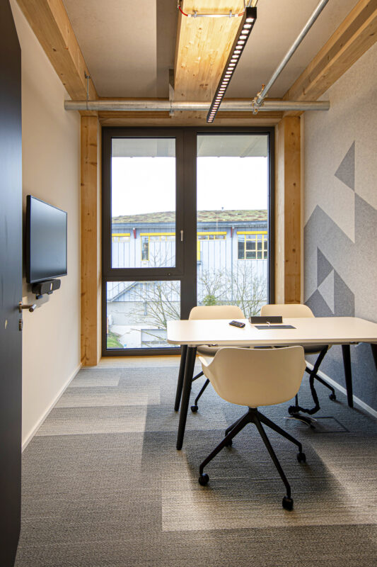 Besprechungsraum des Bürogebäudes in Munsbach. Eine Referenz von Holzbau Henz.