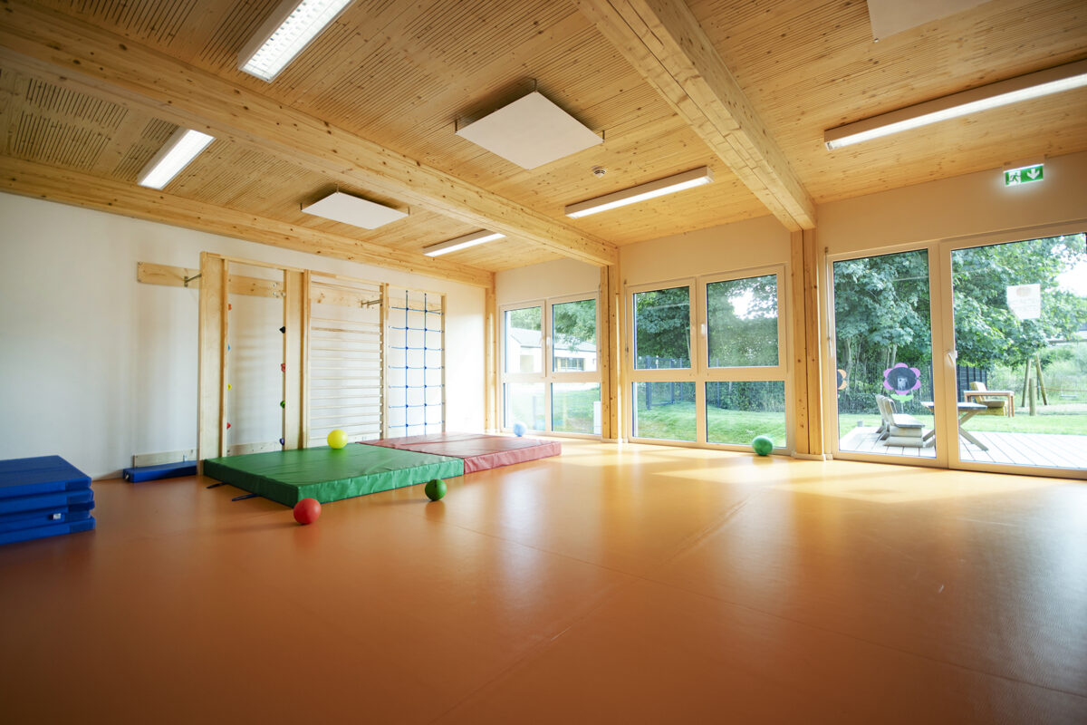 Turnhalle der Kita Oberemmel in modularer Bauweise. Eine Referenz von Holzbau Henz.