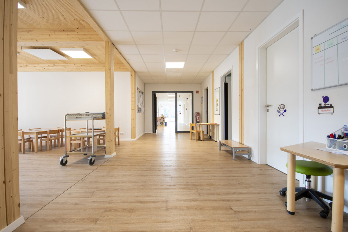 Innenansicht der Kita Oberemmel in modularer Bauweise. Eine Referenz von Holzbau Henz.