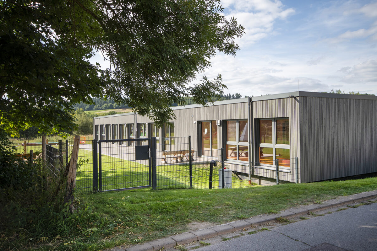 Aussenansicht der Kita Oberemmel in modularer Bauweise. Eine Referenz von Holzbau Henz.