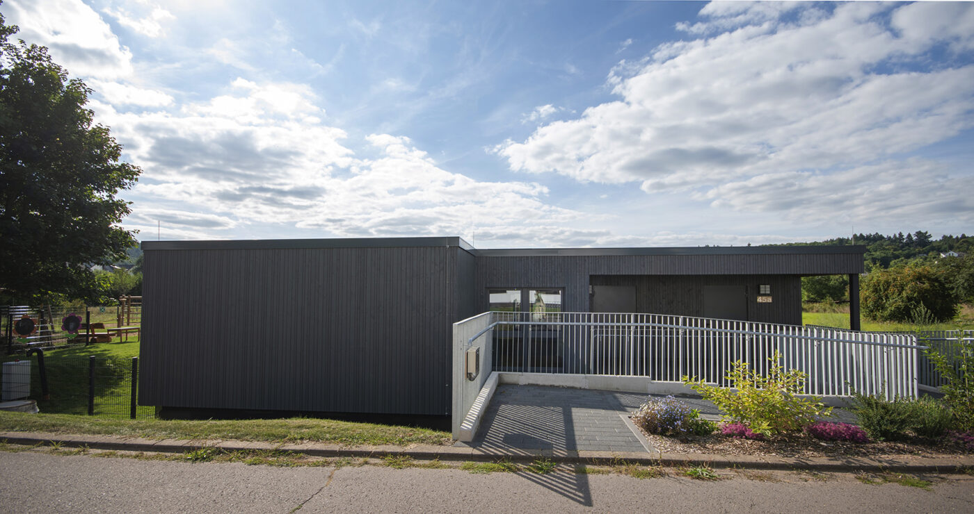 Aussenansicht der Kita Oberemmel in modularer Bauweise. Eine Referenz von Holzbau Henz.