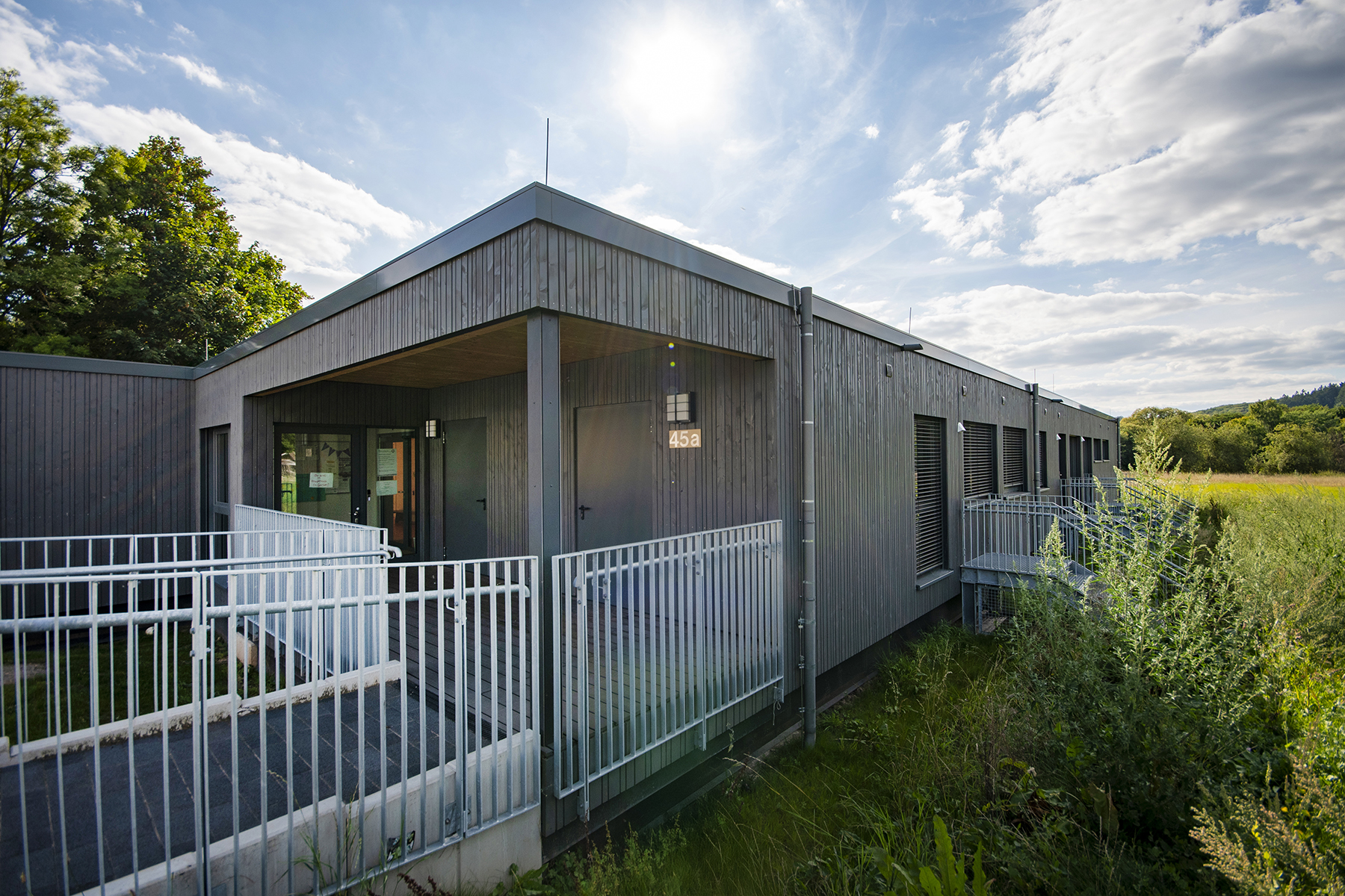 Aussenansicht der Kita Oberemmel in modularer Bauweise. Eine Referenz von Holzbau Henz.
