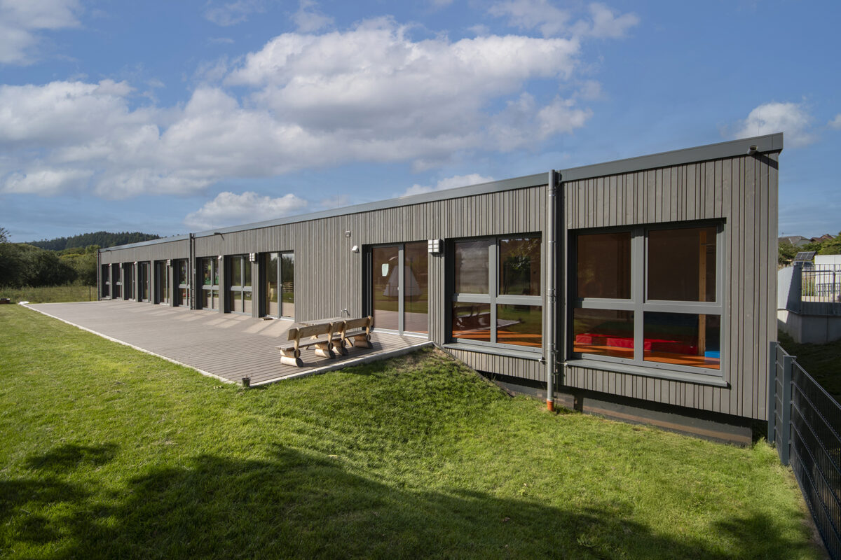 Aussenansicht der Kita Oberemmel in modularer Bauweise. Eine Referenz von Holzbau Henz.