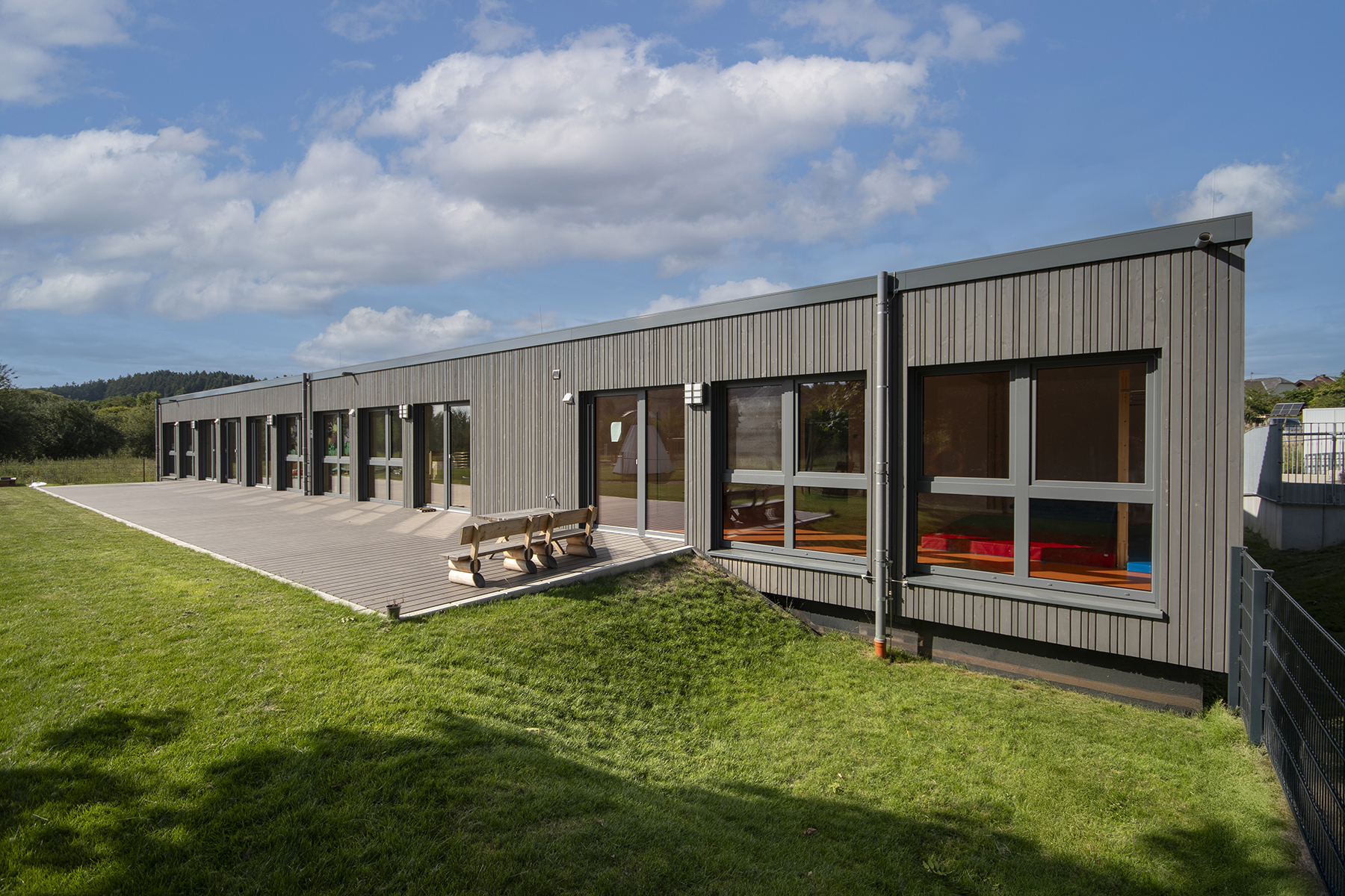 Aussenansicht der Kita Oberemmel in modularer Bauweise. Eine Referenz von Holzbau Henz.