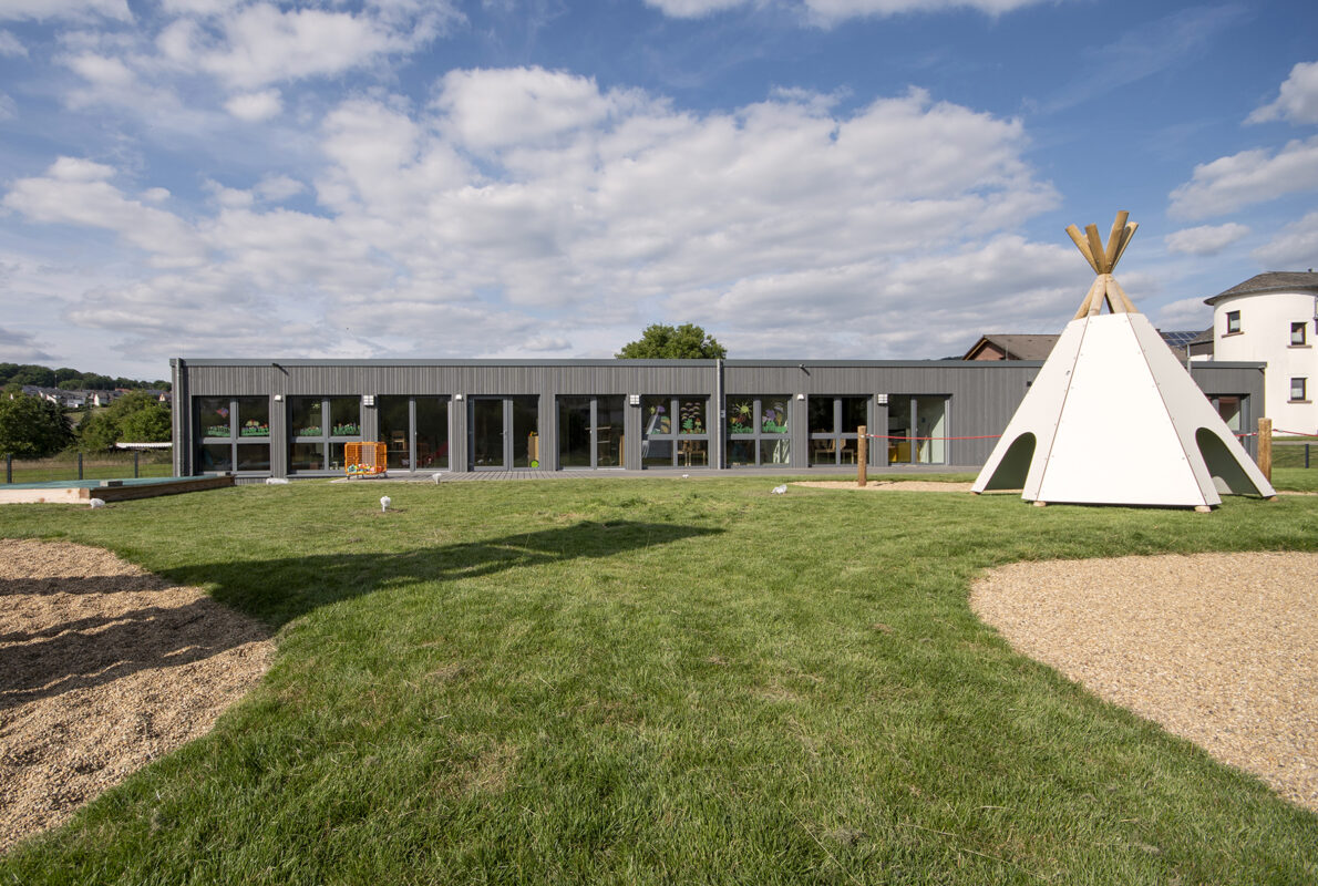 Aussenansicht der Kita Oberemmel in modularer Bauweise. Eine Referenz von Holzbau Henz.