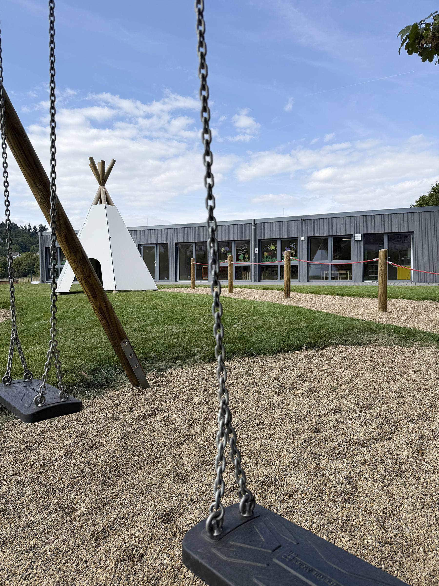 Aussenansicht der Kita Oberemmel in modularer Bauweise. Eine Referenz von Holzbau Henz.