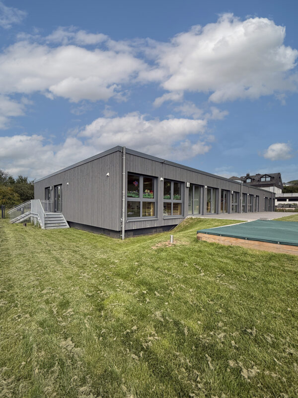 Aussenansicht der Kita Oberemmel in modularer Bauweise. Eine Referenz von Holzbau Henz.