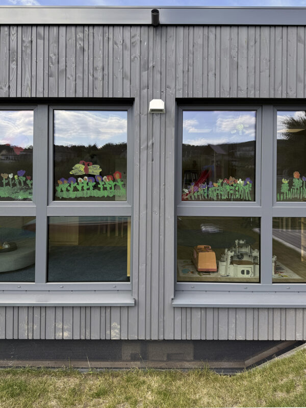 Aussenansicht der Kita Oberemmel in modularer Bauweise. Eine Referenz von Holzbau Henz.