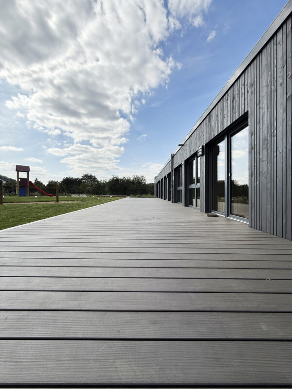 Aussenansicht der Kita Oberemmel in modularer Bauweise. Eine Referenz von Holzbau Henz.