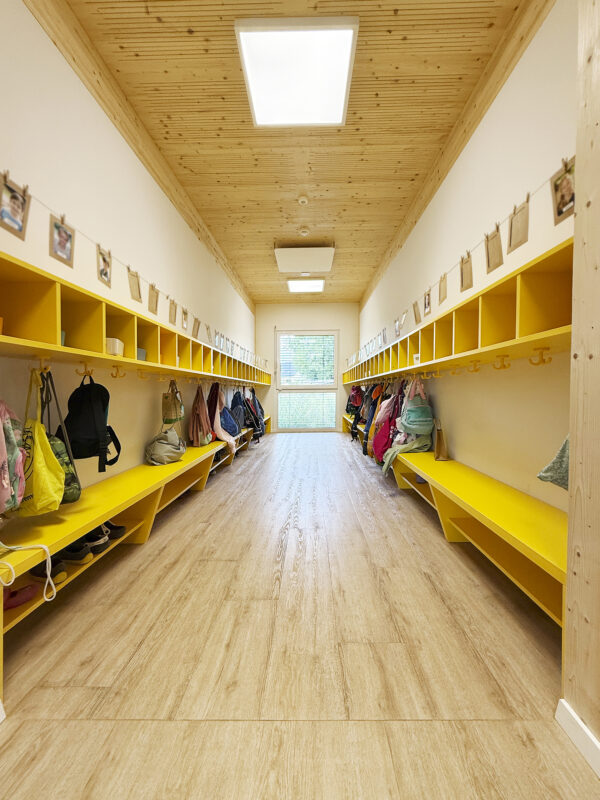 Garderobe der Kita Oberemmel in modularer Bauweise. Eine Referenz von Holzbau Henz.